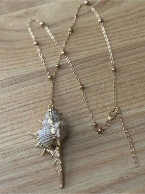 New Gold Shell Pendant Necklace
